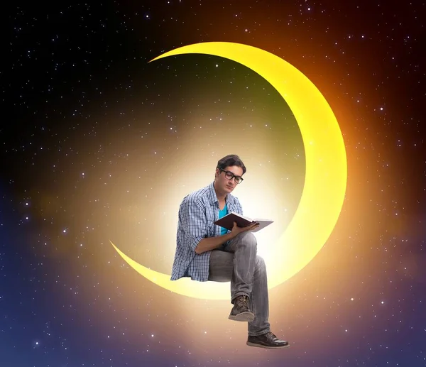 Den Studerande Läser Bok Månhalvmånen — Stockfoto