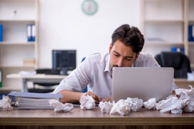 Beyin fırtınası konseptinde genç işadamı