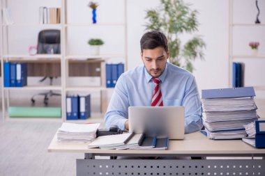 Ofiste çalışan genç işadamı.