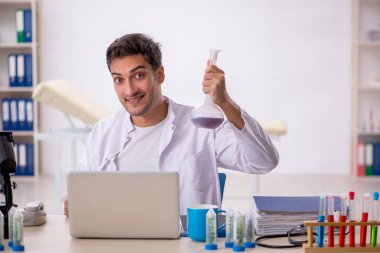 Genç kimyager uyuşturucu sentezi konsepti