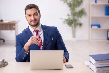 Ofiste çalışan genç işadamı.