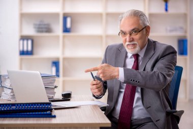 Eski patron işyerinde oturuyor.