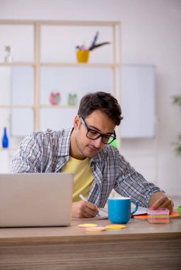 Salgın sırasında evden çalışan genç bir serbest çalışan.