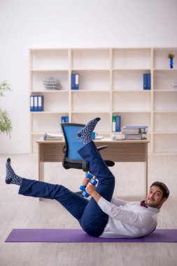 Mola sırasında spor yapan genç bir çalışan.