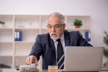 İş yerinde çalışan eski bir işadamı