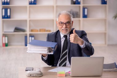 İş yerinde çalışan eski bir işadamı