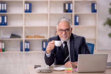 İş yerinde çalışan eski bir işadamı