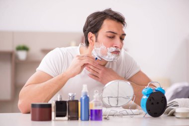 genç adam, evde tıraş