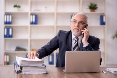 İş yerinde çalışan eski bir işadamı