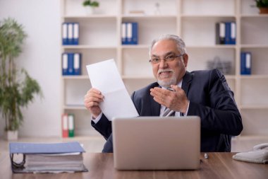 İş yerinde çalışan eski bir işadamı