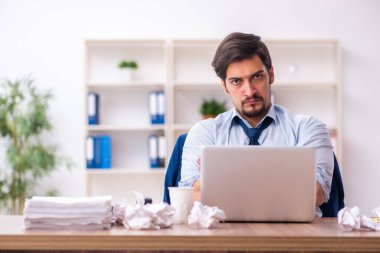 Genç işadamı ofiste yeni fikirleri reddediyor.