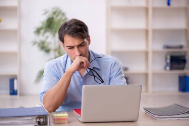 İş yerinde çalışan genç bir işadamı