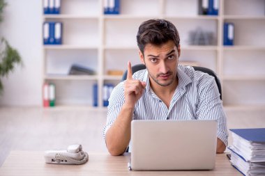 İş yerinde çalışan genç bir işadamı