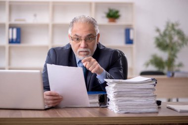 Ofiste çalışan eski bir işadamı.