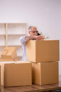 Ofis taşıma konseptinde eski bir işadamı