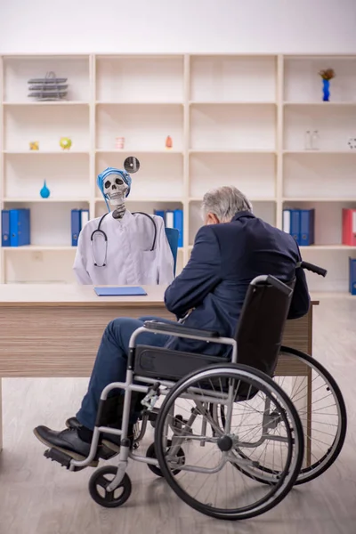 坐轮椅看魔鬼医生的老年男性病人 — 图库照片