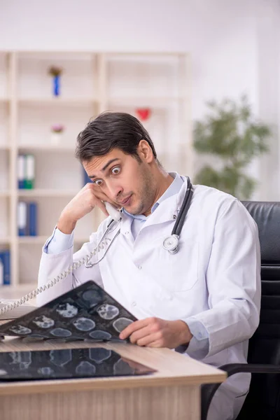 Jovem Médico Radiologista Conceito Telemedicina — Fotografia de Stock