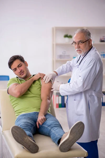Ung Patient Besöker Gammal Läkare Vaccinationskonceptet — Stockfoto