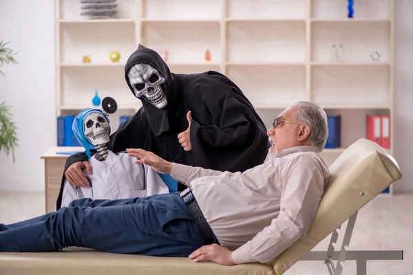 Alter Patient Besuch Bei Zwei Teufelsärzten — Stockfoto