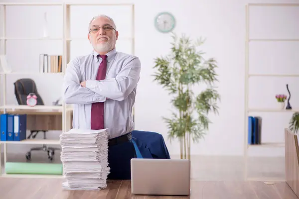 Ein Alter Geschäftsmann Arbeitet Arbeitsplatz — Stockfoto