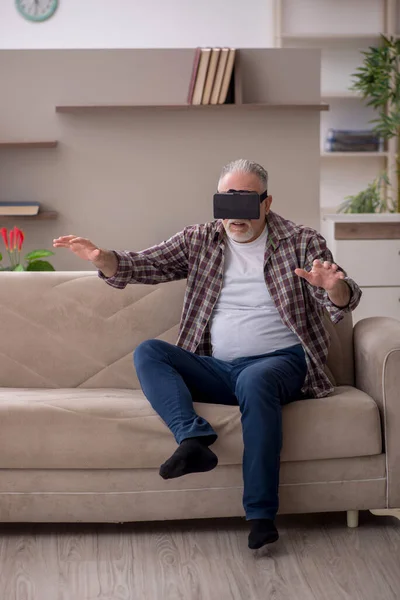 Old Man Enjoying Virtual Glasses Home — Photo