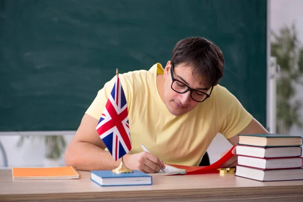 Młody Nauczyciel Języka Angielskiego Siedzi Klasie — Zdjęcie stockowe