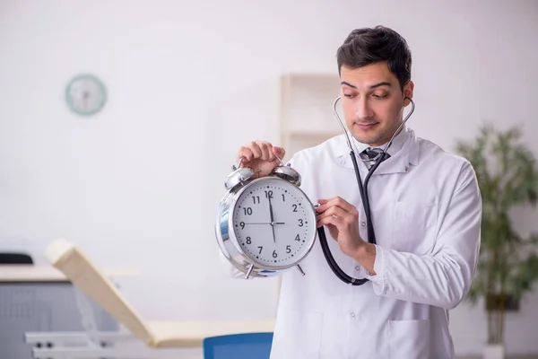 Joven Doctor Concepto Gestión Del Tiempo — Foto de Stock