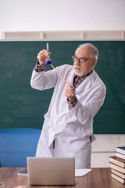Old Teacher Chemist Sitting Classroom — Stock fotografie
