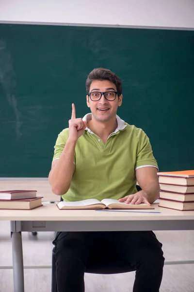 Jeune Étudiant Assis Dans Salle Classe — Photo