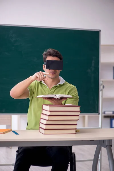 Jovem Estudante Vestindo Óculos Virtuais Sala Aula — Fotografia de Stock