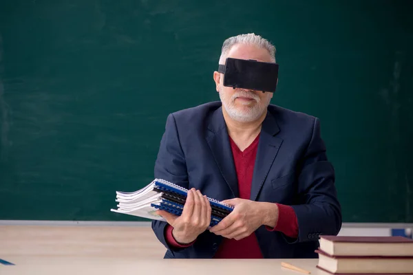 Old Teacher Wearing Virtual Glasses Classroom — Fotografie, imagine de stoc