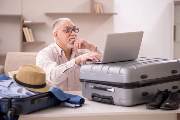 Aged Man Preparing Trip Home — Foto de Stock