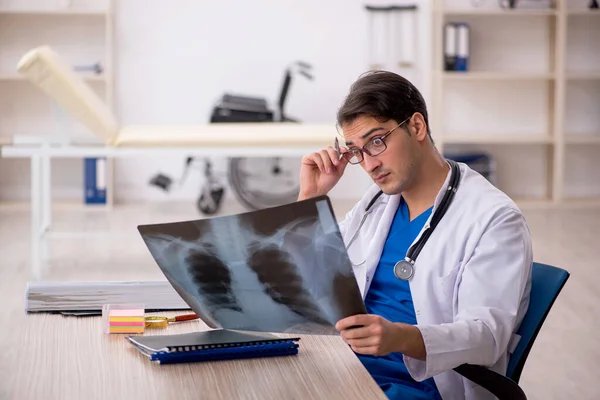 Jeune Médecin Radiologue Travaillant Clinique — Photo