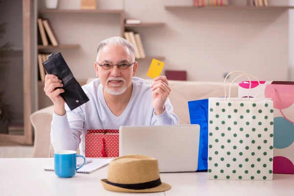 Old Man Many Bags Christmas Concept Indoors — Stockfoto