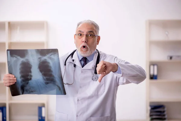 Old Male Doctor Radiologist Working Hospital — Stock Photo, Image