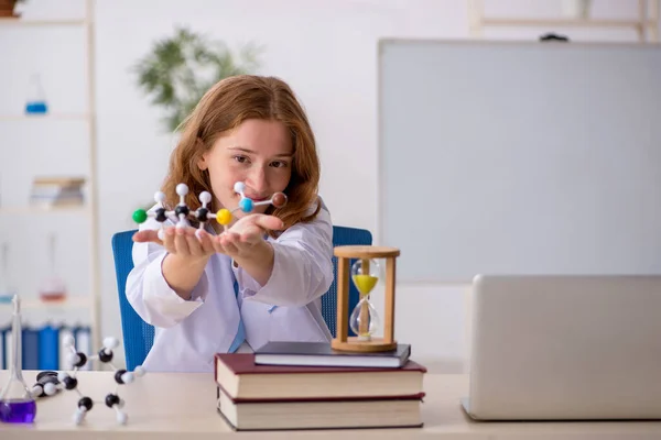 Young Girl Chemist Studying Molecular Model — Stock Photo, Image