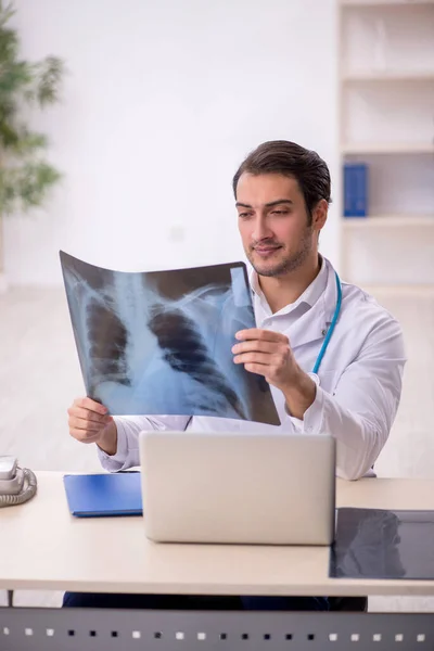 병원에서 일하는 방사선 — 스톡 사진