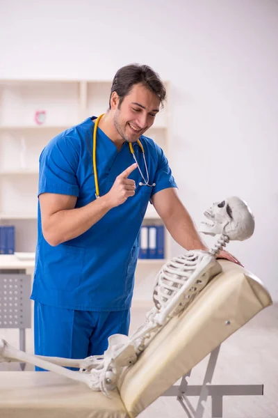 病院の若い医者と骨格患者 — ストック写真