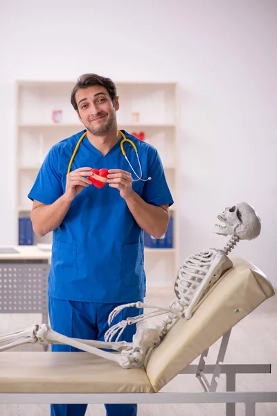 Young Doctor Skeleton Patient Hospital — Foto de Stock