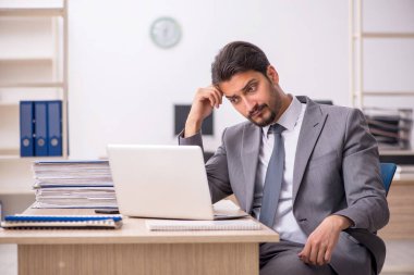 Ofiste çalışan genç işadamı.