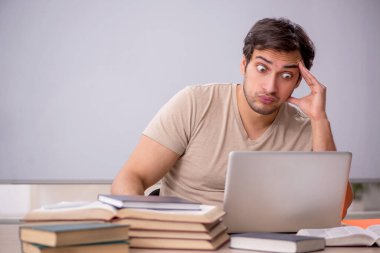 Tele-eğitim konsepti genç öğrencisi