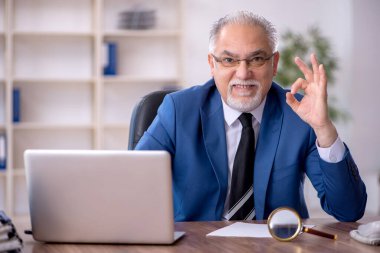 Ofiste çalışan eski bir işadamı.