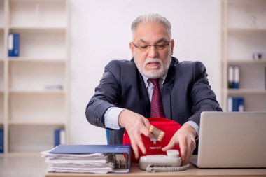 Eski işadamı ofiste kendini kötü hissediyor.