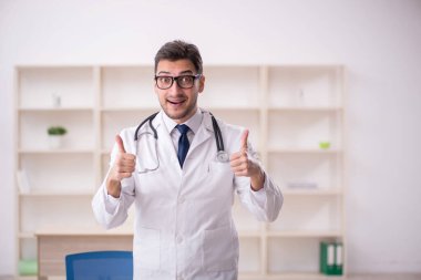 Hastanede çalışan genç bir doktor.