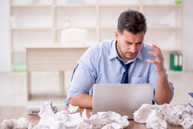 Beyin fırtınası konseptinde genç işadamı