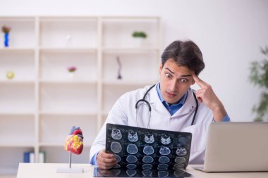 Klinikte çalışan genç bir erkek radyolog.