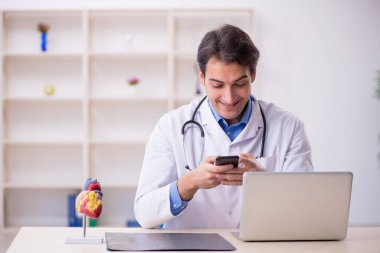 Teletıp konseptinde genç doktor