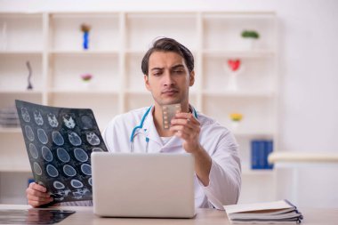 Genç erkek doktor radyoloji uzmanı hastanede çalışıyor.