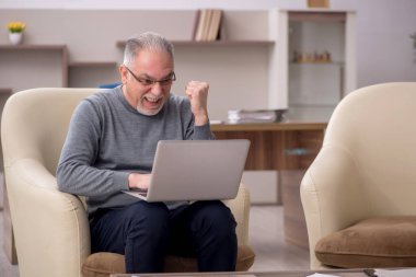 Salgın sırasında evde çalışan eski bir çalışan.