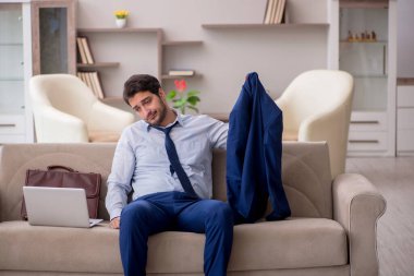 Salgın sırasında evden çalışan genç bir işadamı